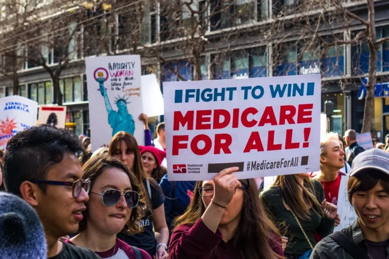 EN PORTADA: RECORTES A MEDICARE Medicare negocia 71% de descuento en 15 fármacos clave para ahorrar millones a contribuyentes.