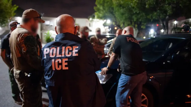 Qué hacer si ICE llega a tu trabajo: guía rápida