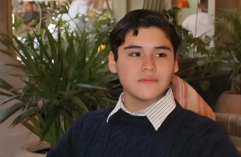 Creador de contenido de moda es criticado por usar el transporte público