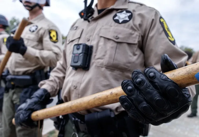 ICE agrede a mujer en Carolina del Norte por tocar la bocina