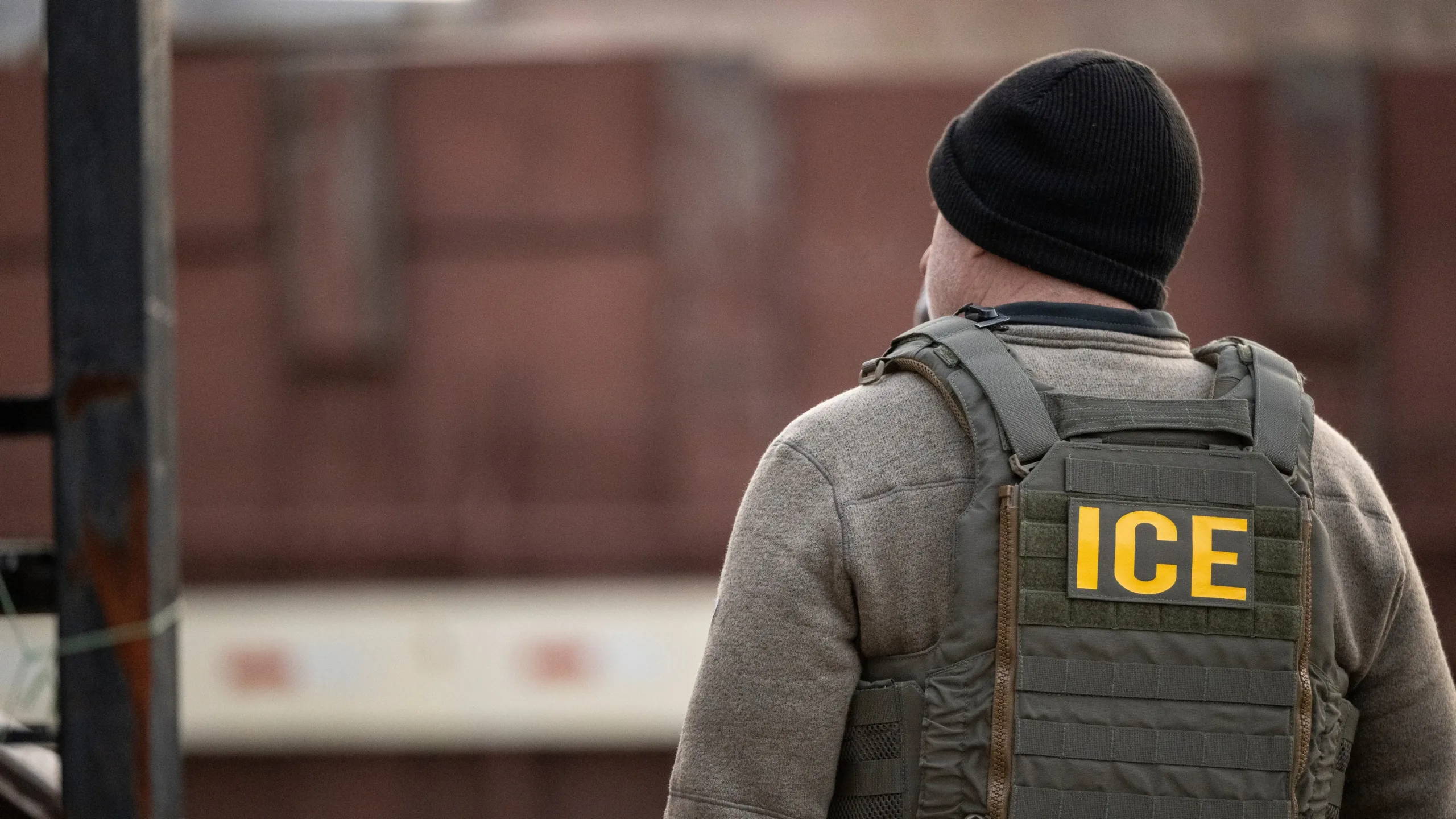 ICE alerta sobre falsos agentes que roban a inmigrantes