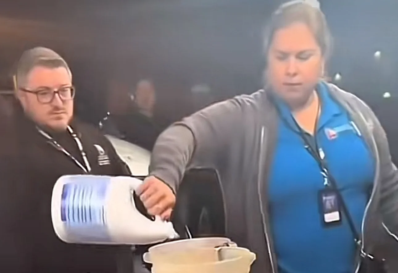 Indignación en Denver: Inspectora lanza lejía a puesto de comida latina