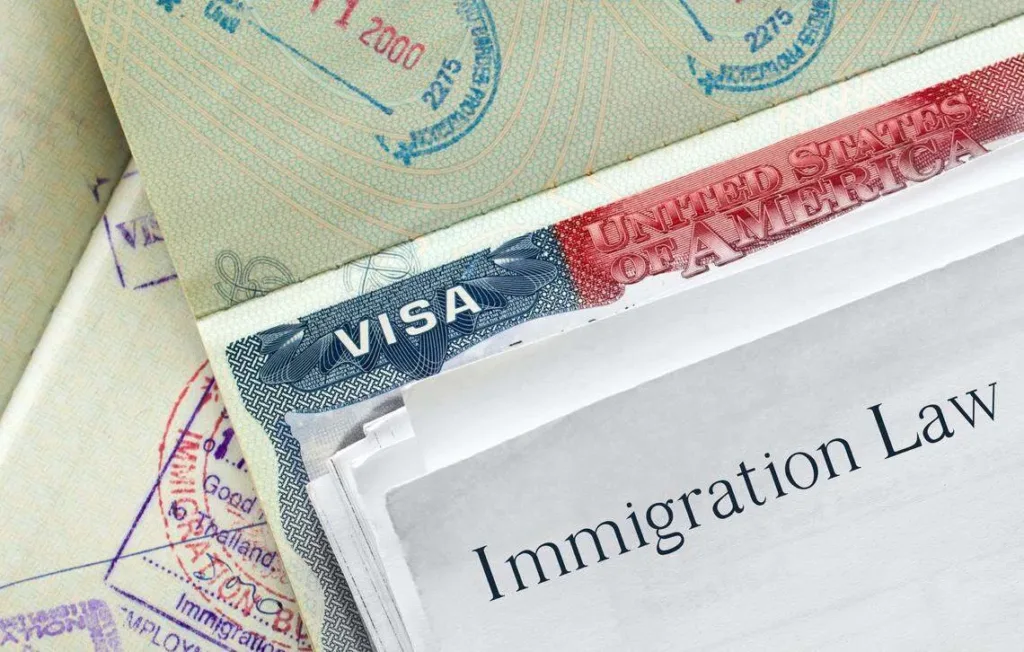 Ni visas ni green card. EEUU pone fin al sueño de muchos tras 'afirmaciones fraudulentas'