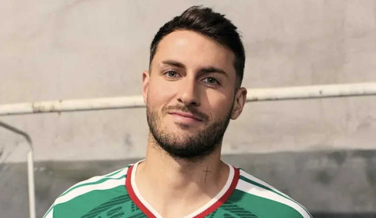 Milán pierde a Santiago Giménez tras fuerte lesión