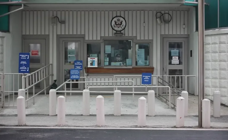 Trump cancela más de 80,000 visas