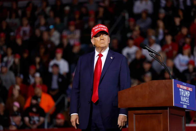 Trump culpa a los migrantes del tiroteo