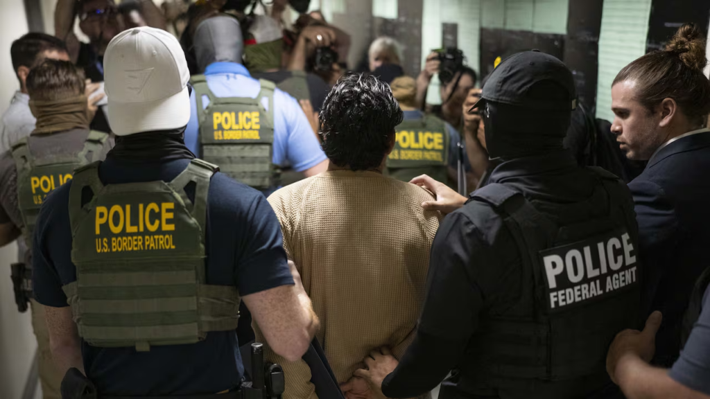 ICE usa IA en español para rastrear y detener migrantes