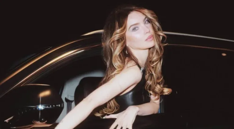 Sia y Belinda sorprenden con colaboración navideña