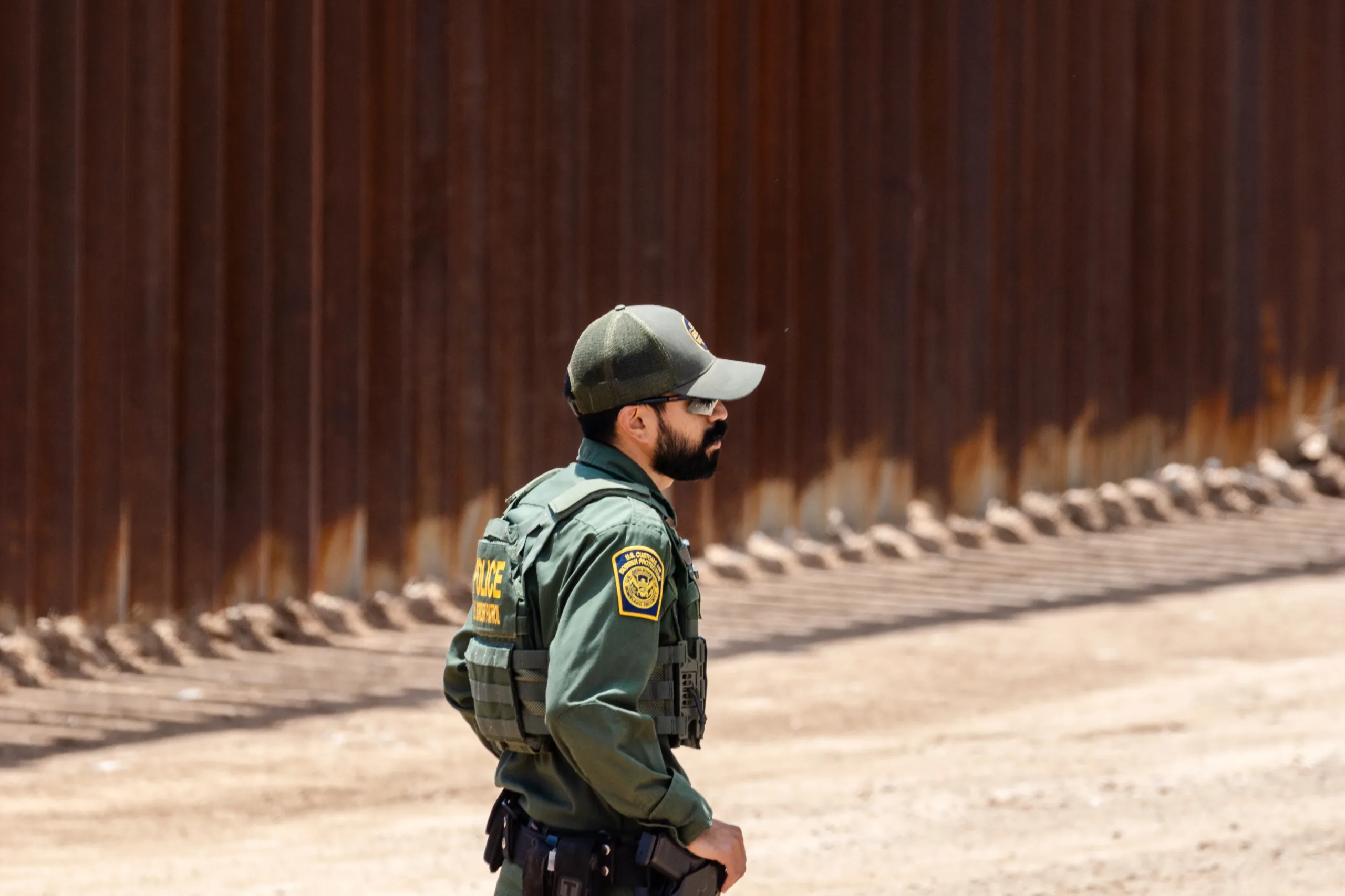 Salvan a inmigrante atrapado en alambre al cruzar por El Paso