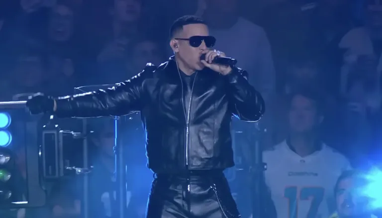 Daddy Yankee y Bizarrap encienden show de la NFL