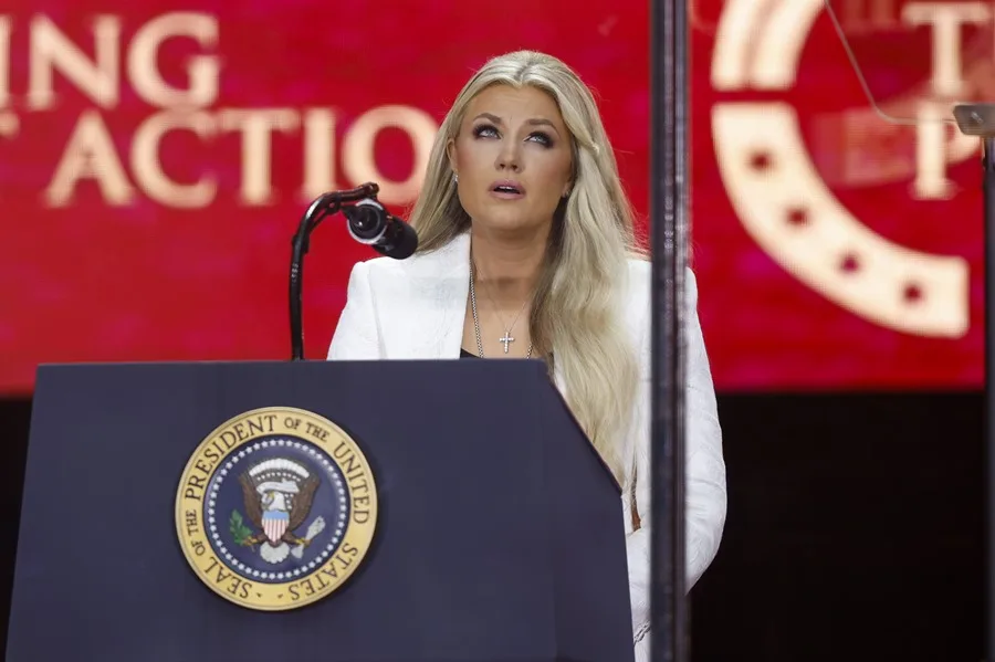 Erika Kirk revela que oraba por estar embarazada de Charlie Kirk