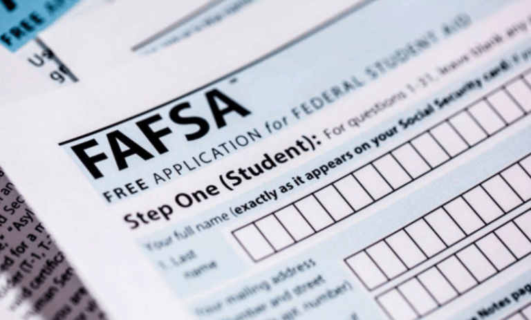 FAFSA 2025: Estudiantes ya pueden solicitar ayuda federal