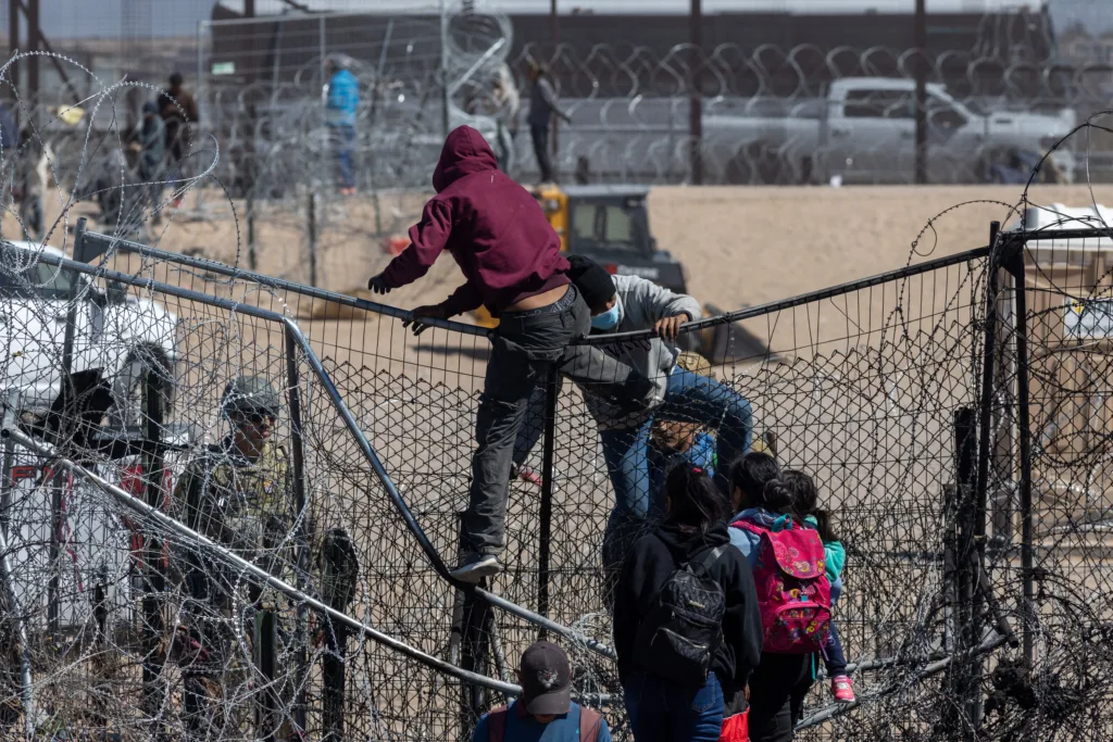Salvan a inmigrante atrapado en alambre al cruzar por El Paso