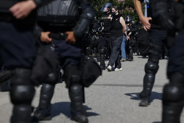 joven latino llora al hablar de su miedo a ICE