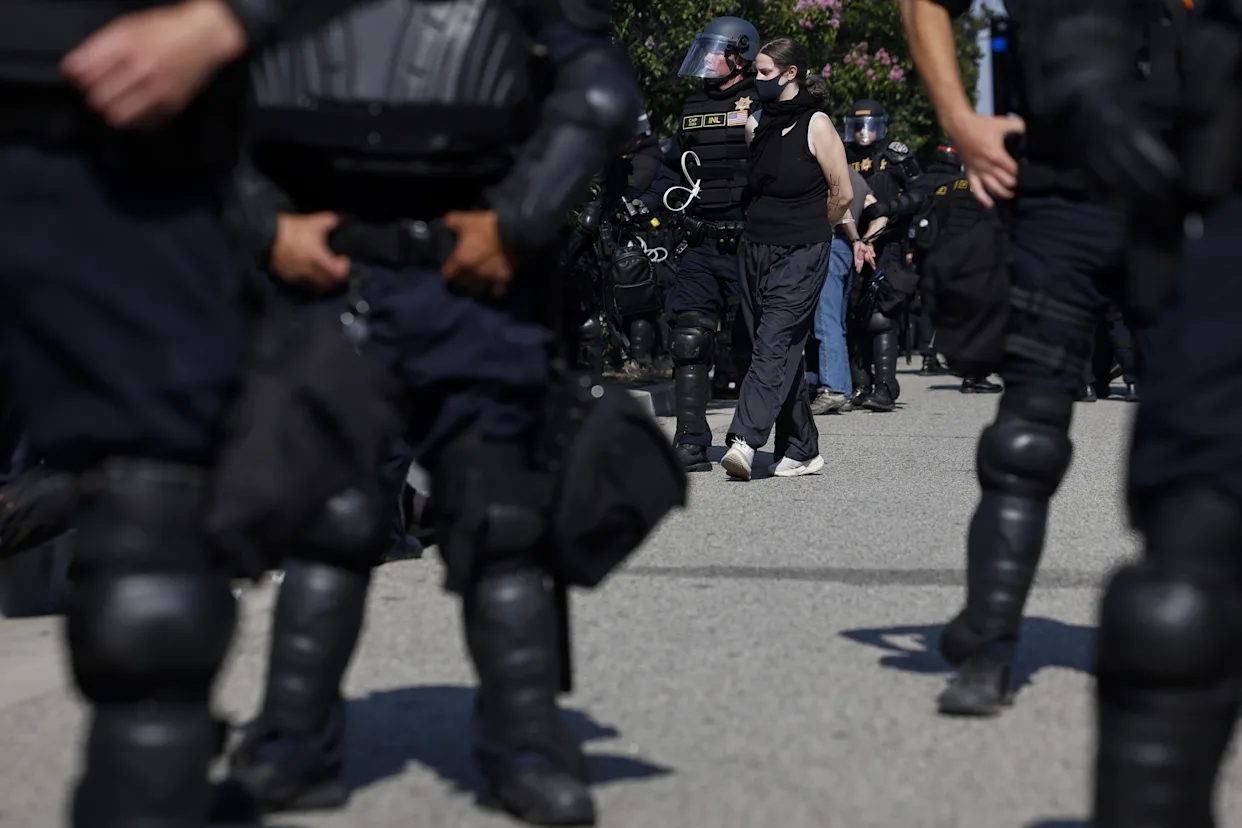 joven latino llora al hablar de su miedo a ICE