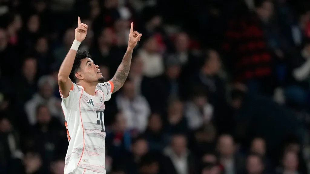 Bayern vence 2-1 al PSG con doblete y expulsión de Luis Díaz