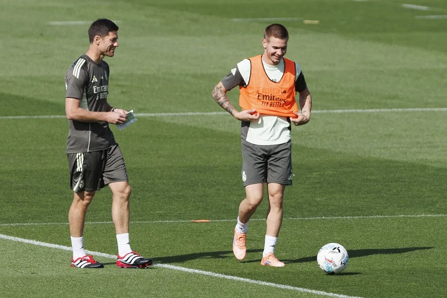 El entrenador del Real Madrid Xabi Alonso (i) junto al jugador argentino Franco Mastantuono. EFE/Sergio Pérez
