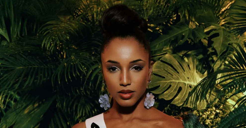 Miss Jamaica se cae durante la pasarela preliminar del Miss Universo