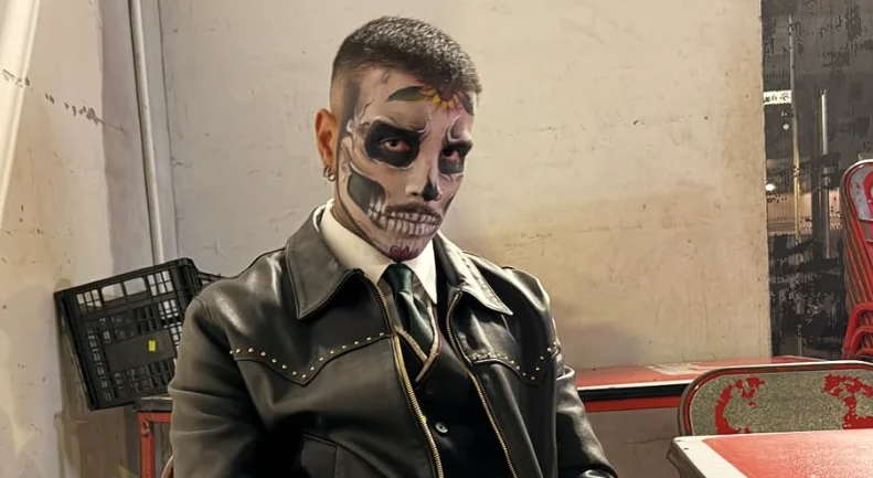 Rauw Alejandro se cae en pleno show en México