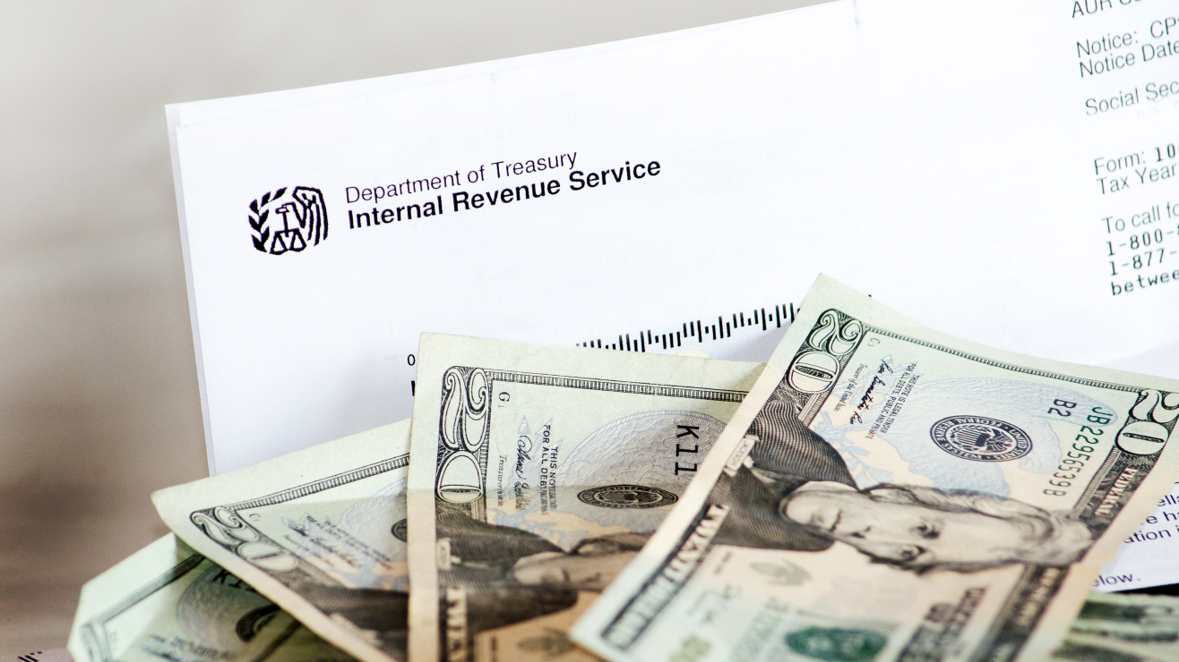 IRS anuncia reembolsos sorpresa: así puede recibir $3,743
