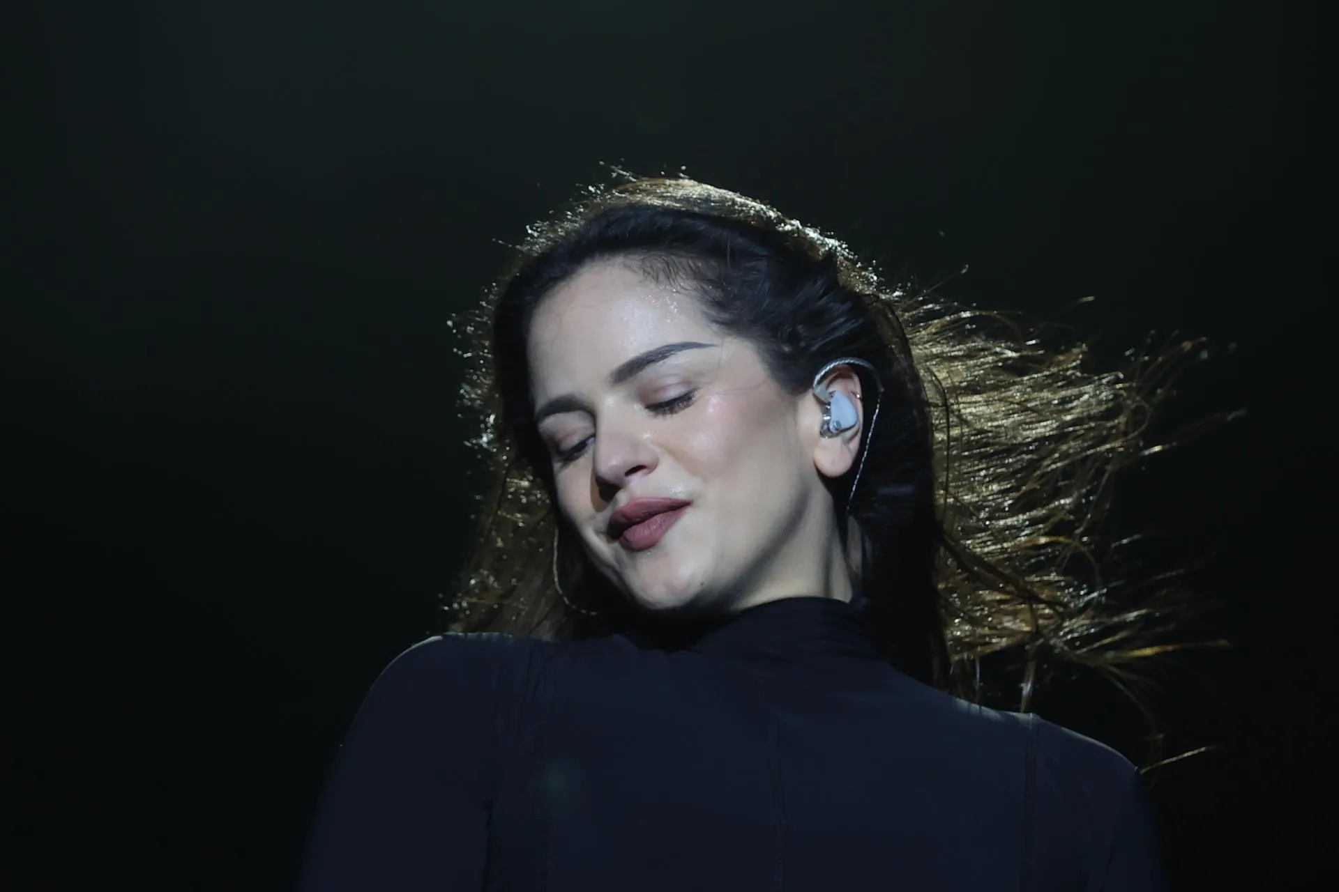 ¿Provocación? Rosalía revela por qué posó vestida de monja