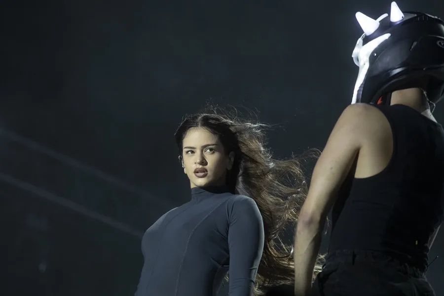 Rosalía marca distancia de Bad Bunny: "Soy lo opuesto"