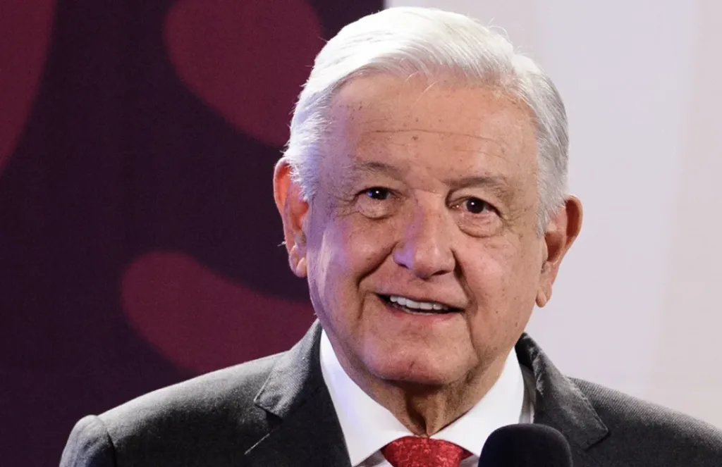 ¡México lo ama!: Nuevo libro de AMLO se agota en Amazon