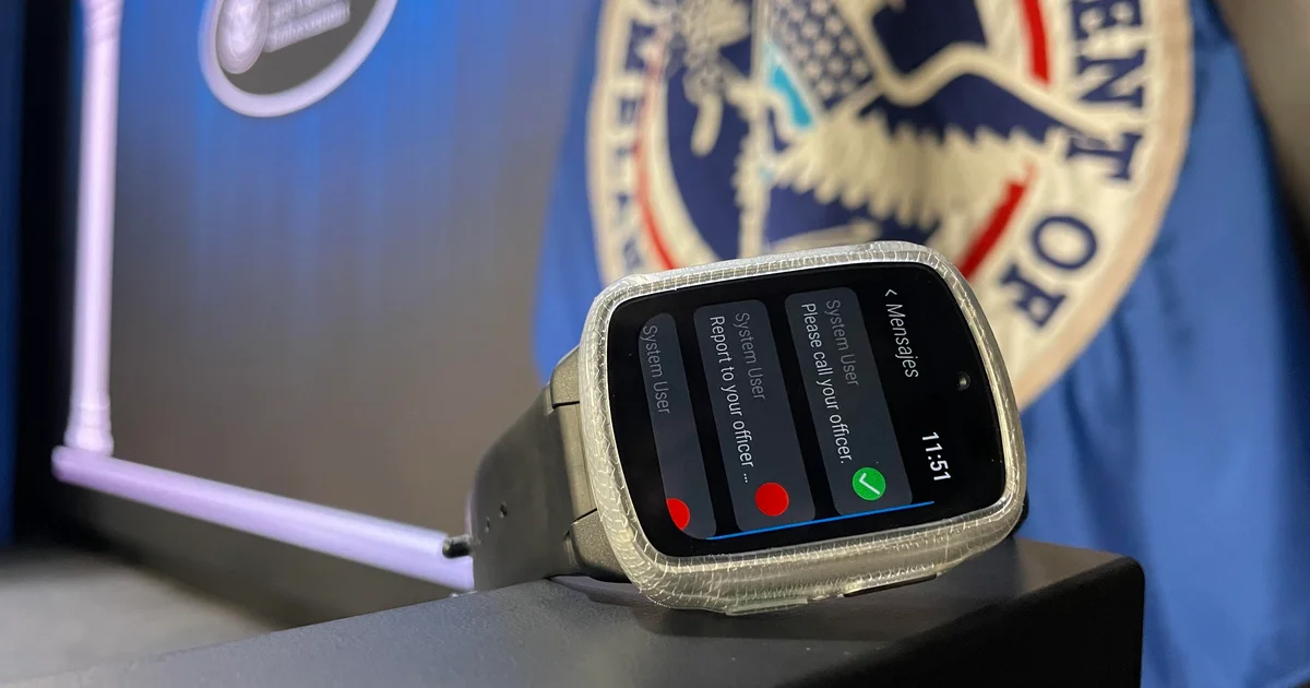 ICE rastrea a embarazadas con relojes inteligentes: así lo hacen