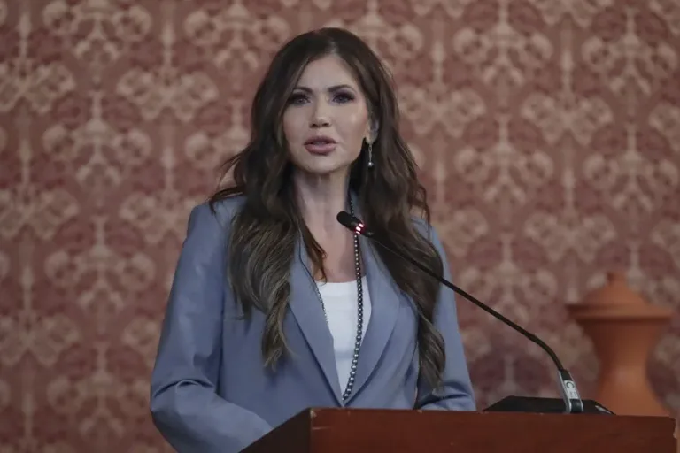 Dan Goldman enfrenta a Kristi Noem