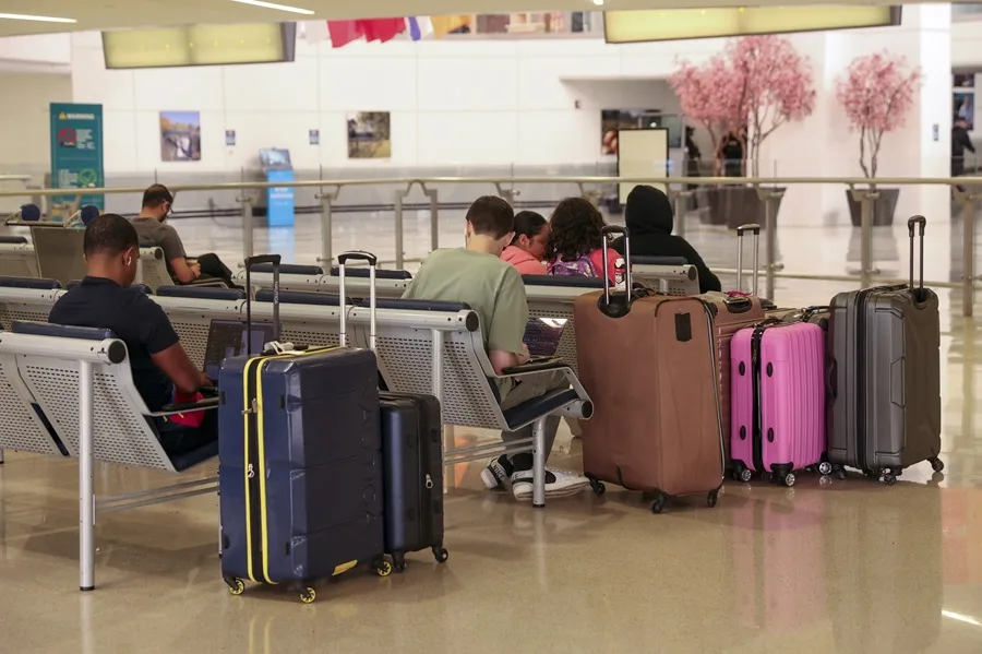 EE.UU. prohibirá viajar a ciertas nacionalidades