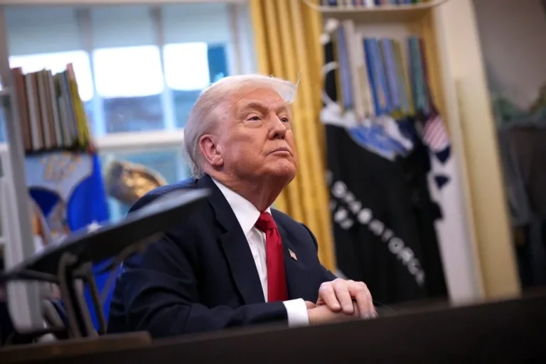 EN PORTADA: ALMACENES PARA MIGRANTES Trump planea detener a 80,000 migrantes en almacenes industriales.