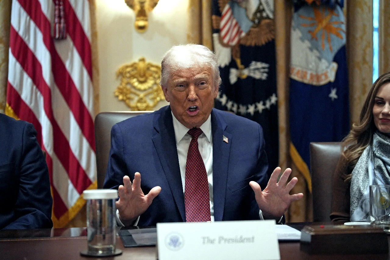 EN PORTADA: DEFIENDE LA IA Trump limitará las regulaciones estatales sobre inteligencia artificial: “Un solo reglamento”.