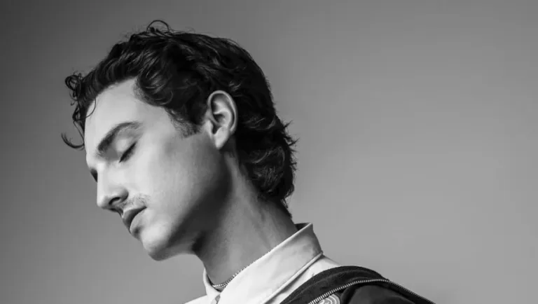 Humbe conquista el Palacio de los Deportes con mariachis