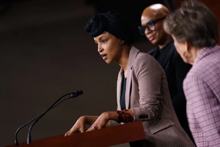 ICE detiene al hijo de la congresista Ilhan Omar