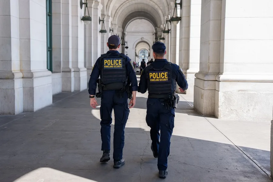 Indignante! Agentes de USCIS impiden acto de naturalización