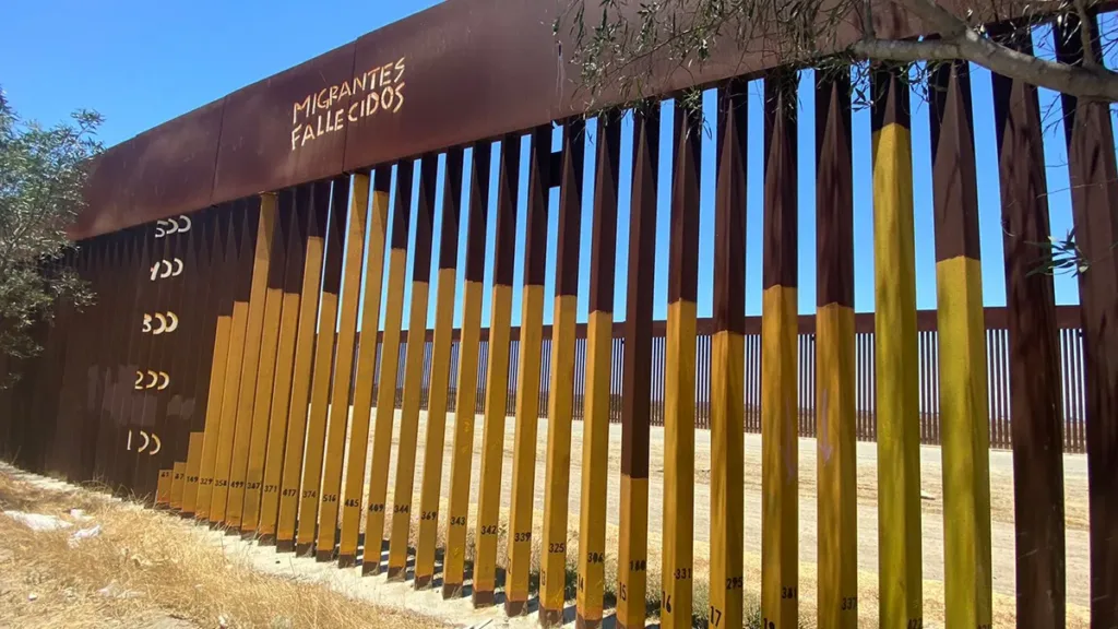 San Diego: Hospitalizan a migrantes tras caer de muro fronterizo