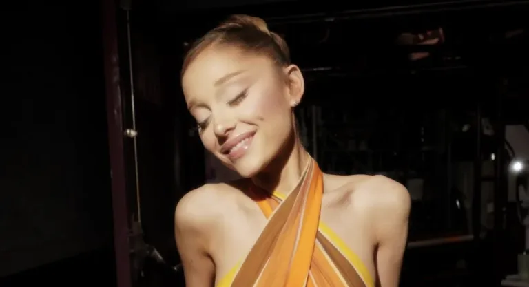 Ariana Grande parodia a Mariah Carey en monólogo de SNL