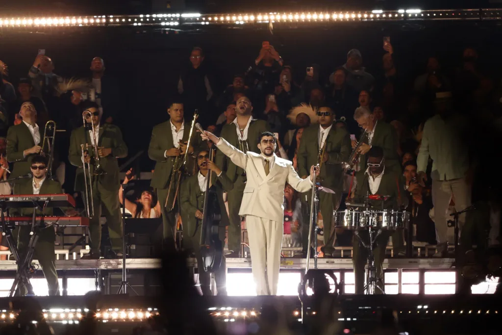 Bad Bunny canta con Grupo Frontera en la CDMX