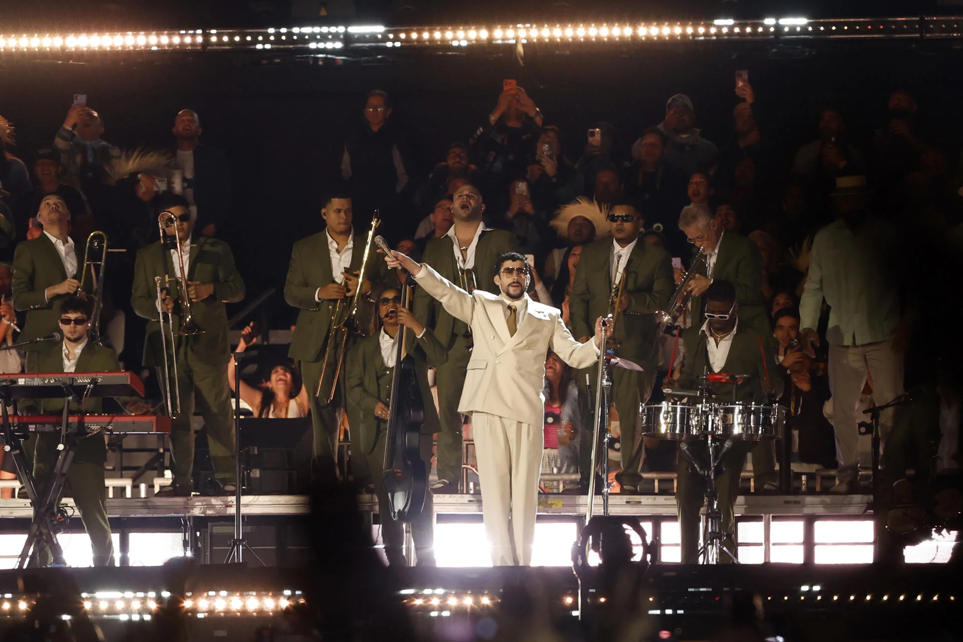 Bad Bunny canta con Grupo Frontera en la CDMX