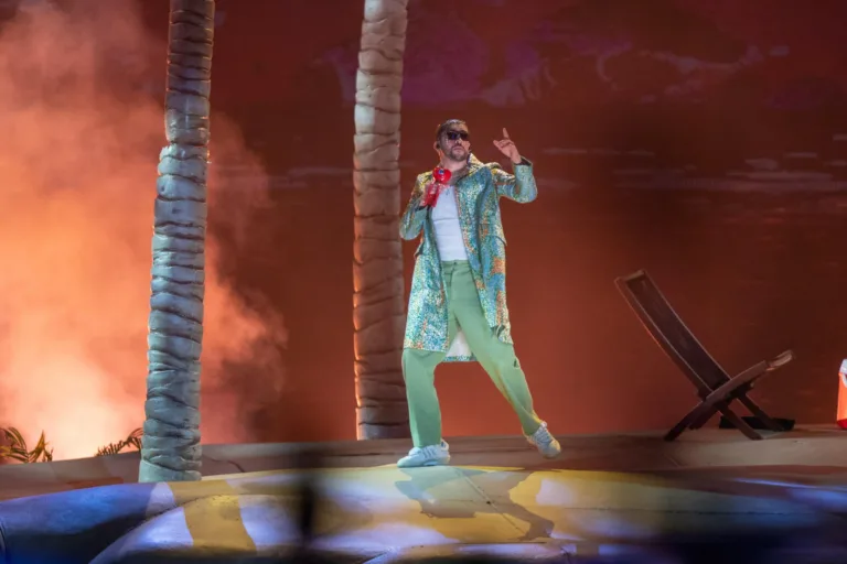 Bad Bunny conmueve al regalar boletos a fan