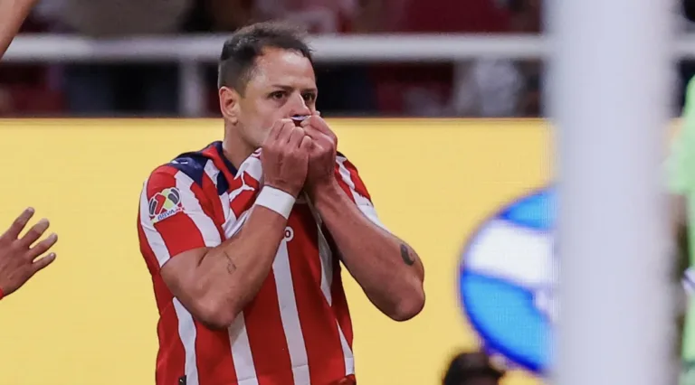 De héroe a villano: El error de Chicharito que eliminó a Chivas