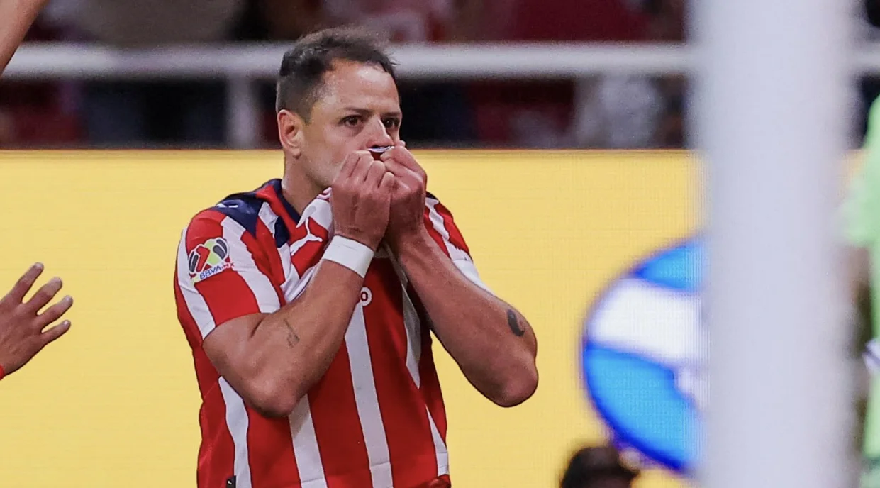 De héroe a villano: El error de Chicharito que eliminó a Chivas