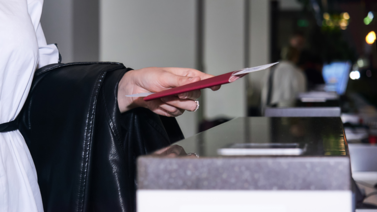 ¿Te pueden negar la entrada con visa B1/B2? Esto revisa CBP