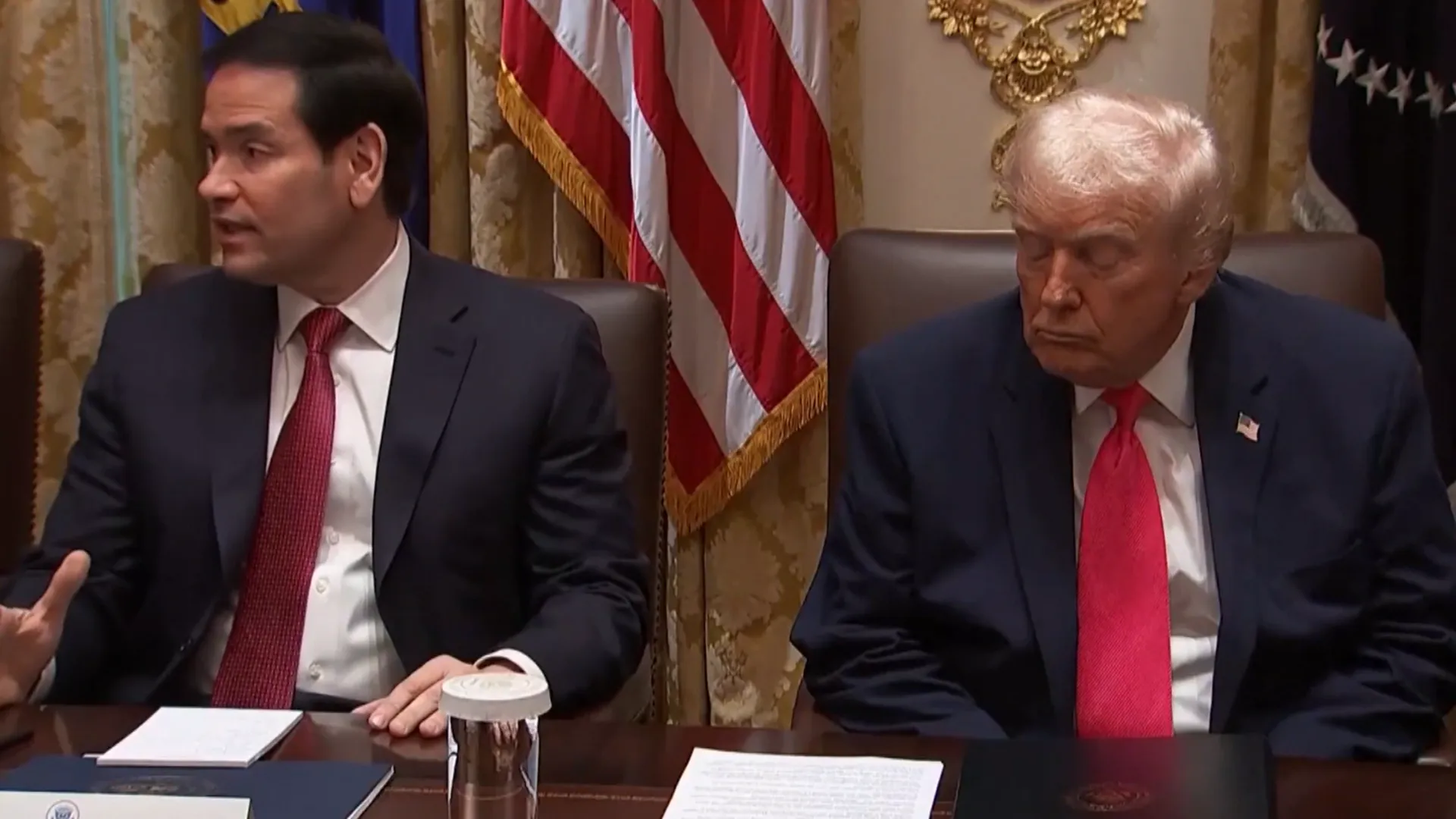 ¡Con sueño! Trump se duerme en plena reunión de gabinete