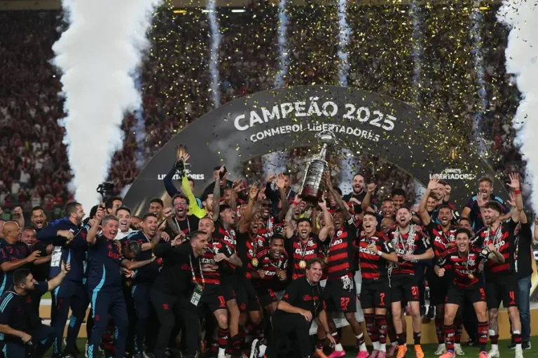 Flamengo celebra con copa rota y burlas que desatan polémica