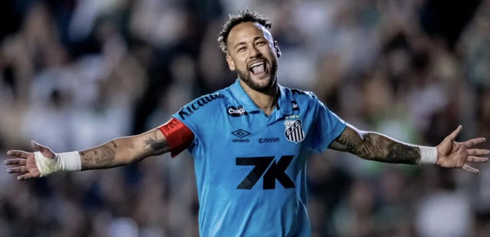 Neymar firma triplete y mantiene vivo al Santos en la lucha por el Brasileirao