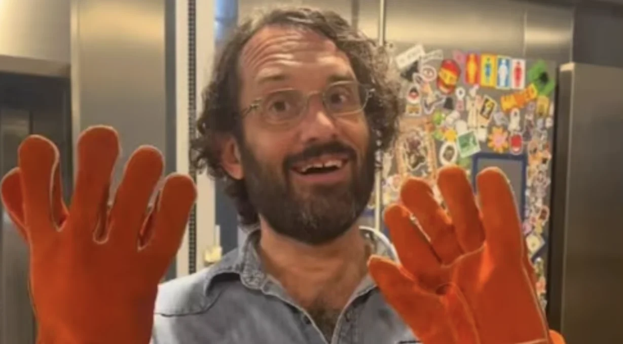 Polémica en CDMX: funan a panadero extranjero de Green Rhino