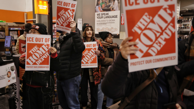 Acusan a Home Depot de usar máquinas contra inmigrantes