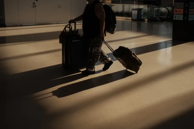 toman fotos y huellas a viajeros