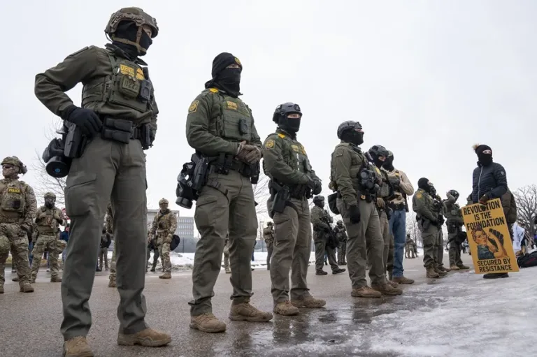 Agentes de inmigración matan a tiros a un hombre en Mineápolis, EE.UU.